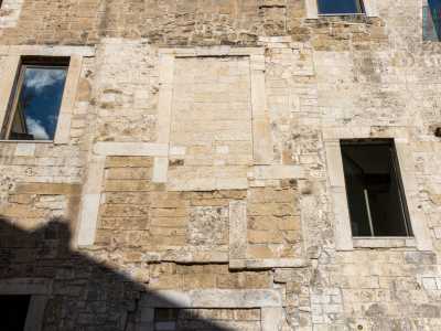 ...con arcate cieche, finestroni rinascimentali murati...